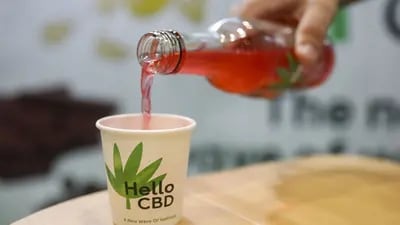 Una bebida de bayas de acai se vierte en una taza en el stand de Hello CBD en la Europe CBD Expo en el Excel en Londres, Reino Unido, el viernes 12 de julio de 2019. (foto ilustrativa)
