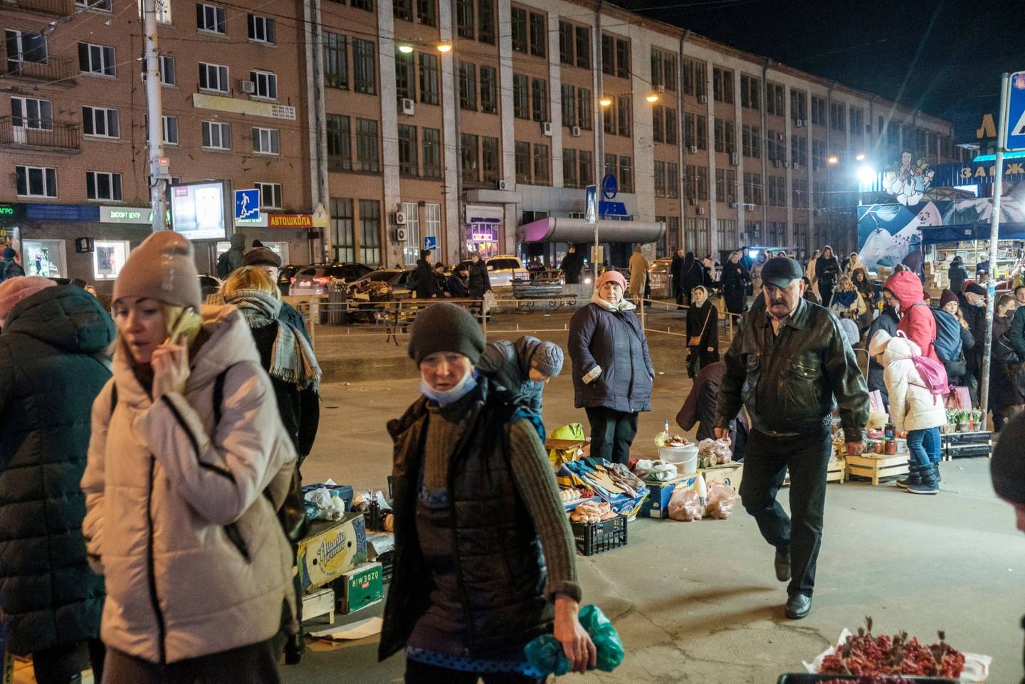Vendedores nas ruas de Kiev durante a madrugada, enquanto tensões com Moscou aumentavam