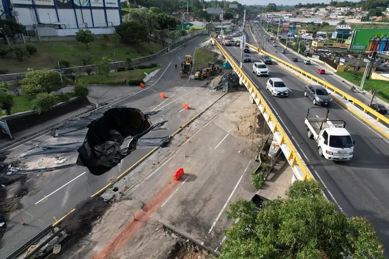 El bloqueo de la ruta en el Kilómetro 15 de la ruta hacia al Pacífico y en jurisdicción de Villa Nueva aumentó su tamaño en 10 días desde que se originó el fenómeno y la carretera permanece cerrada.dfd