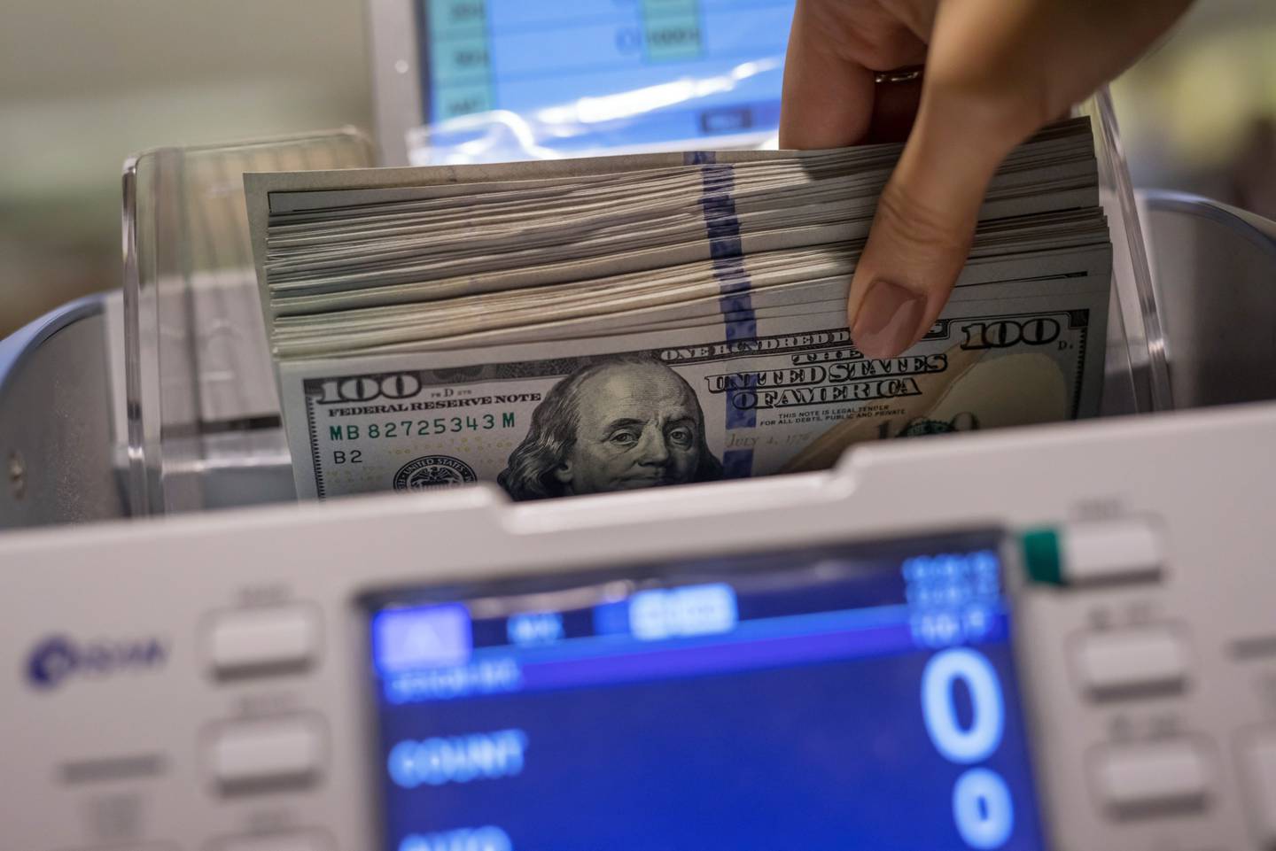 El dólar paralelo se vendió a $180,50, mientras que se registró una leve suba en el oficial