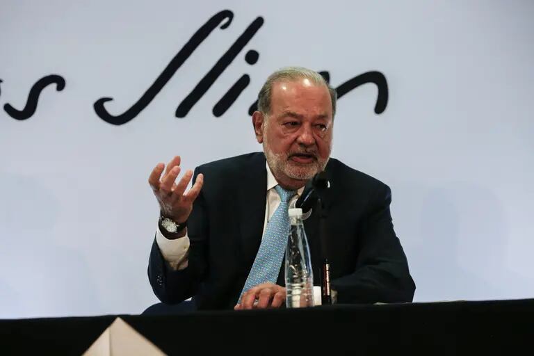 Carlos Slim, presidente emérito de América Móvil, habla durante una conferencia de prensa en la Ciudad de México dfd
