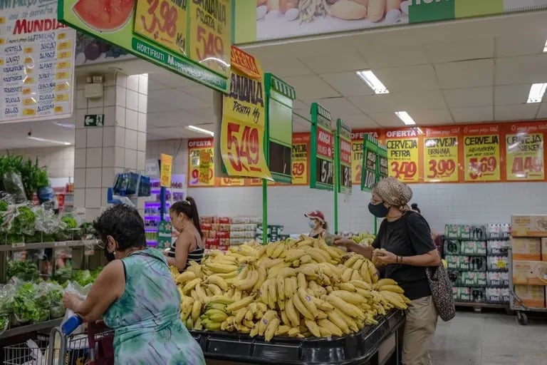 Compradores en una tienda de comestibles en el centro de Río de Janeiro, Brasil, el martes 5 de abril de 2022.(Bloomberg/Maria Magdalena Arrellaga)dfd