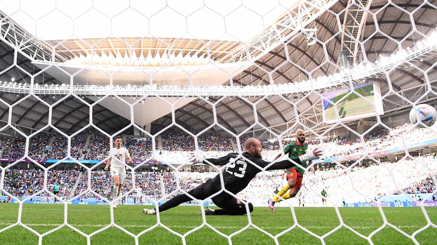 Eric Maxim Choupo-Moting de Camerún marca el tercer gol de su equipo ante Vanja Milinkovic-Savic de Serbia durante el partido del Grupo G de la Copa Mundial de la FIFA Catar 2022 entre Camerún y Serbia en el estadio Al Janoub el 28 de noviembre de 2022 en Al Wakrah, Catar.