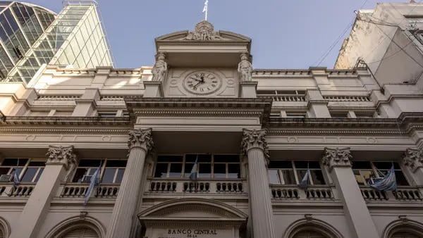 Argentina subirá su tasa de interés 600 puntos básicos por la escalada de la inflacióndfd