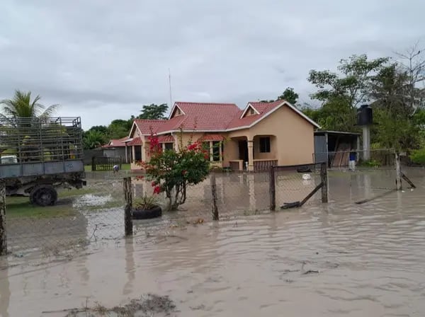 Viviendas inundadas en Petén debido a las intensas lluvias.