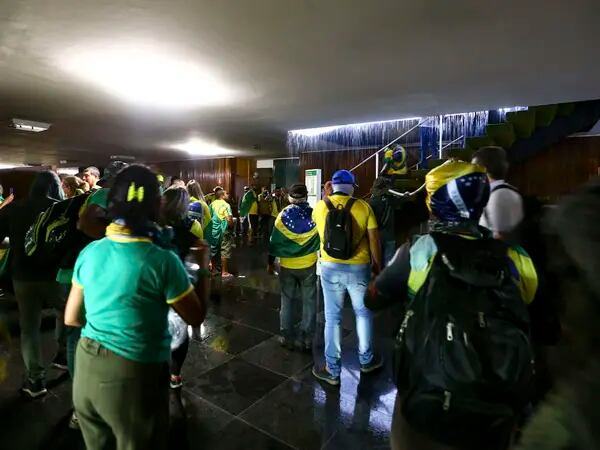 Manifestantes invadem Congresso, STF e Palácio do Planalto neste domingo (8 de janeiro de 2023) em Brasília (Marcelo Camargo/Agência Brasil)