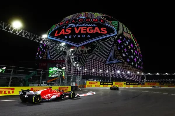 Auto de la F1 en el circuito de Las Vegas
