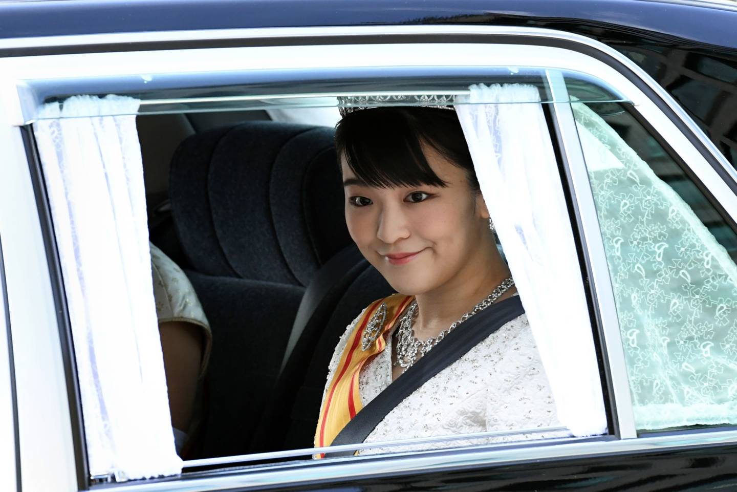 Un vehículo que transporta a la princesa japonesa Mako, hija del príncipe heredero Akishino, llega al Palacio Imperial en Tokio el 1 de mayo de 2019.  Fotógrafo: Toshifumi Kitamura/AFP/Getty Images