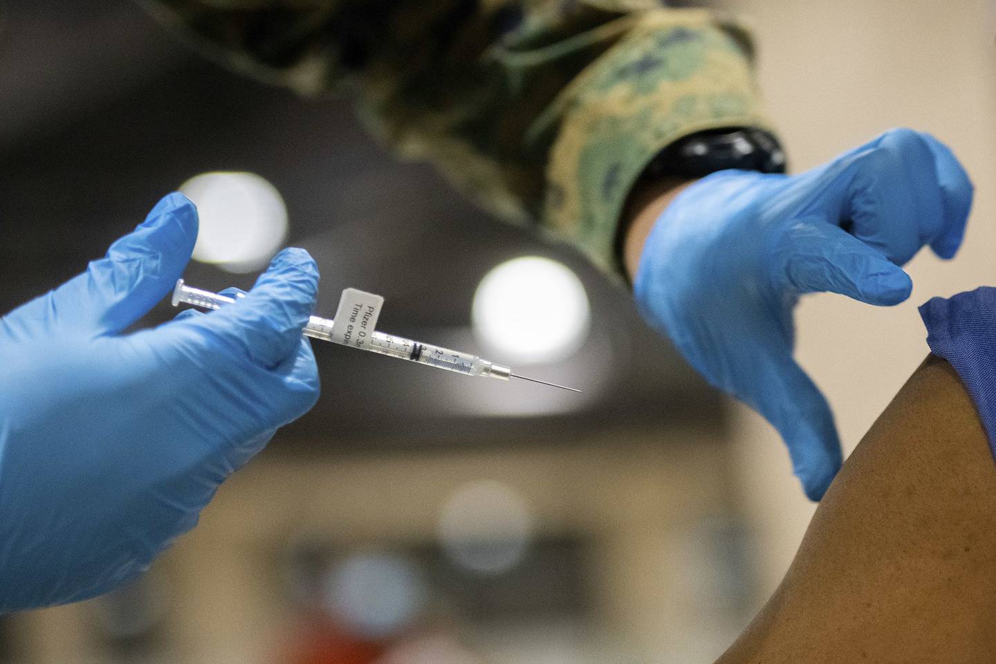 Un miembro de las FF.AA. de Estados Unidos administra una dosis de una vacuna contra el Covid-19.