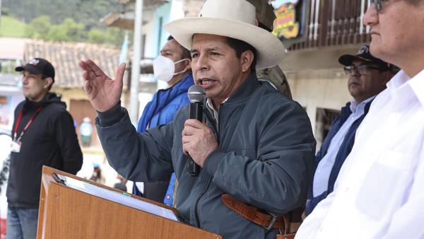 Pedro Castillo renuncia de forma irrevocable a Perú Libre tras pedido del partidodfd