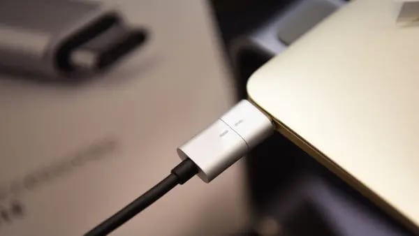 Apple dice que cumplirá ley de la UE y cambiará los cargadores del iPhonedfd