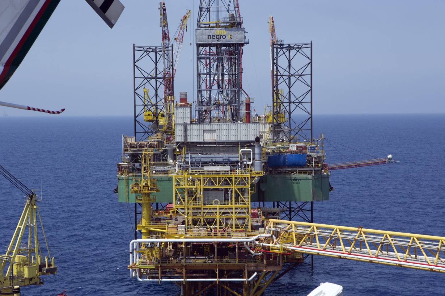 Una plataforma de perforación petrolera en el Golfo de México, operada por la empresa estatal Petróleos Mexicanos, conocida como Pemex.