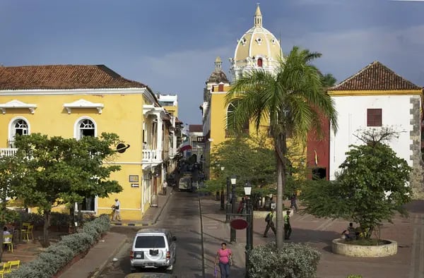 Coches circulan por la calle San Juan de Dios en Cartagena, Colombia.
