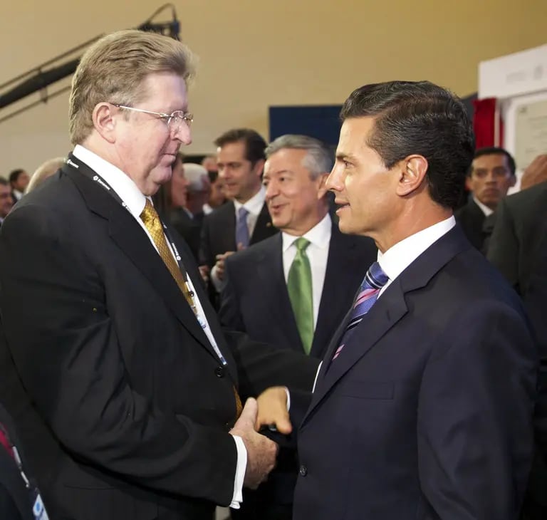 German Larrea, the billionaire behind Grupo Mexico SAB, shakes the hand of former President Enrique Peña Nieto.dfd