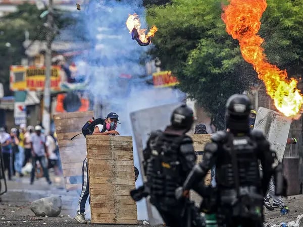 Manifestantes chocan con la policía antidisturbios durante una protesta contra un proyecto de ley de reforma tributaria presentado por el presidente de Colombia, Iván Duque, en Cali, Colombia, el 29 de abril de 2021.