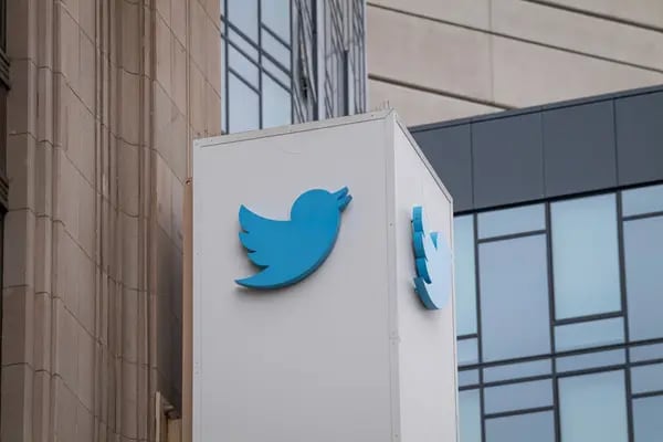 El logo de Twitter en su sede de San Francisco