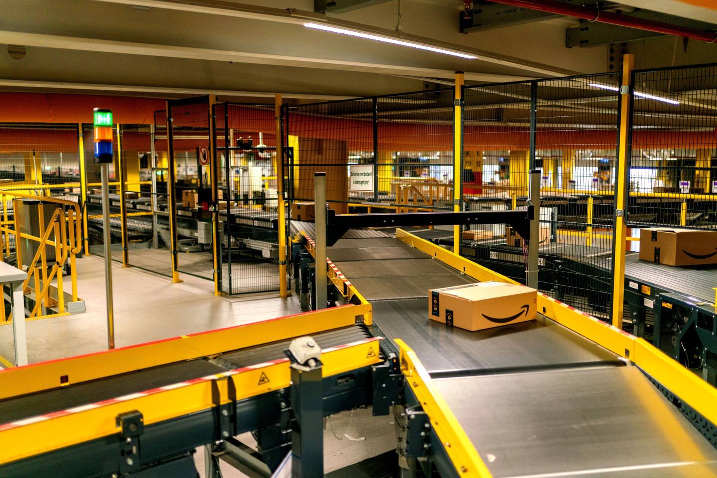 Un paquete de Amazon Prime circula en una banda en el centro de distribución de la empresa en Frankenthal, Alemania, el martes 13 de 2020.