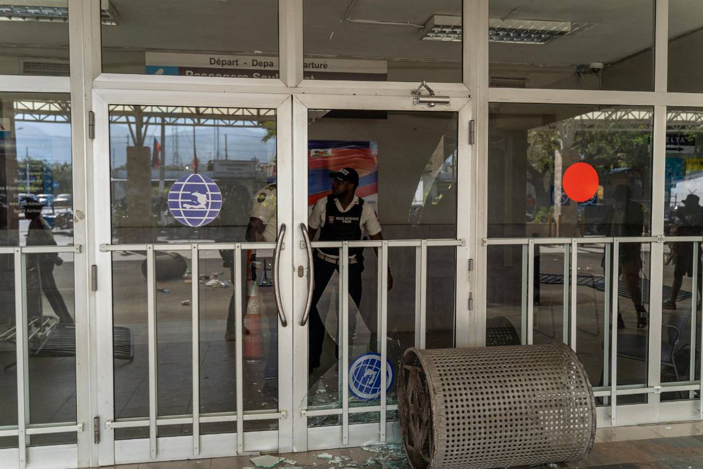 Los manifestantes trasladaron su protesta a los alrededores del aeropuerto Toussaint Louverture de Puerto Príncipe causando daños a las instalaciones.dfd