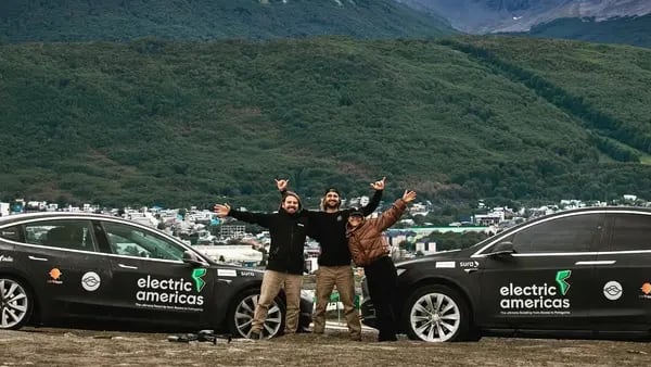 La hazaña de tres uruguayos que viajaron desde Alaska hasta Ushuaia en dos Tesladfd