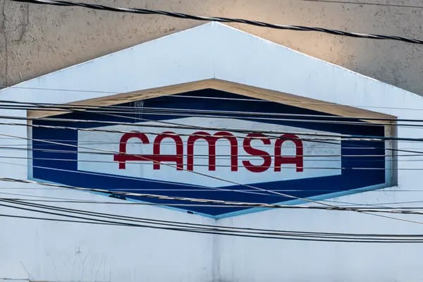 Los problemas financieros de Famsa se acumulan. La empresa ha reconocido que ha aplazado el pago de algunos arrendamientos y servicios, lo que la ha llevado al cierre de tiendas