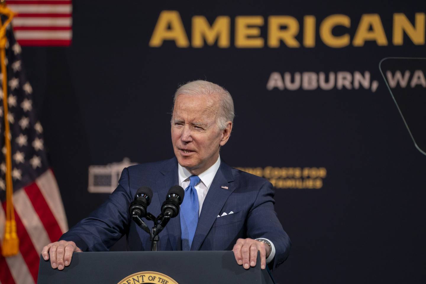 La propuesta de Biden, según una hoja informativa de la Casa Blanca, otorgaría a EE.UU. nueva autoridad para confiscar bienes vinculados a la “cleptocracia rusa”, y permitiría al Gobierno usar las ganancias para ayudar a Ucrania.