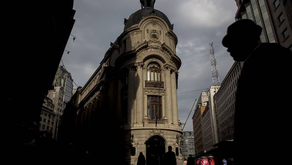 Rich Investors Take Their Money Out of Chile, Leaving Behind a $50 Billion Holedfd