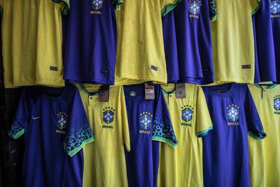 Brasileños evitan politizada camiseta amarilla de la selección durante el mundialdfd