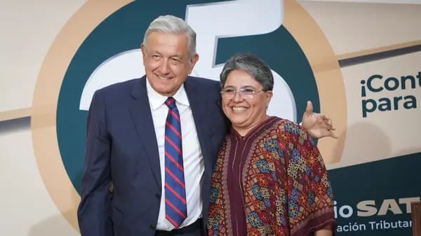 AMLO y Raquel Buenrostro durante la ceremonia del 25 aniversario del SAT el pasado 4 de julio de 2022. (Cortesía: Presidencia)