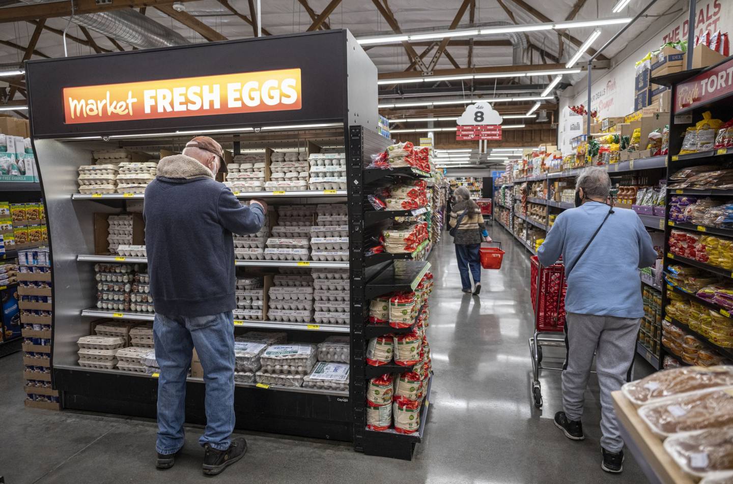 Compradores dentro de una tienda de comestibles en San Francisco, California, Estados Unidos, el lunes 2 de mayo de 2022.