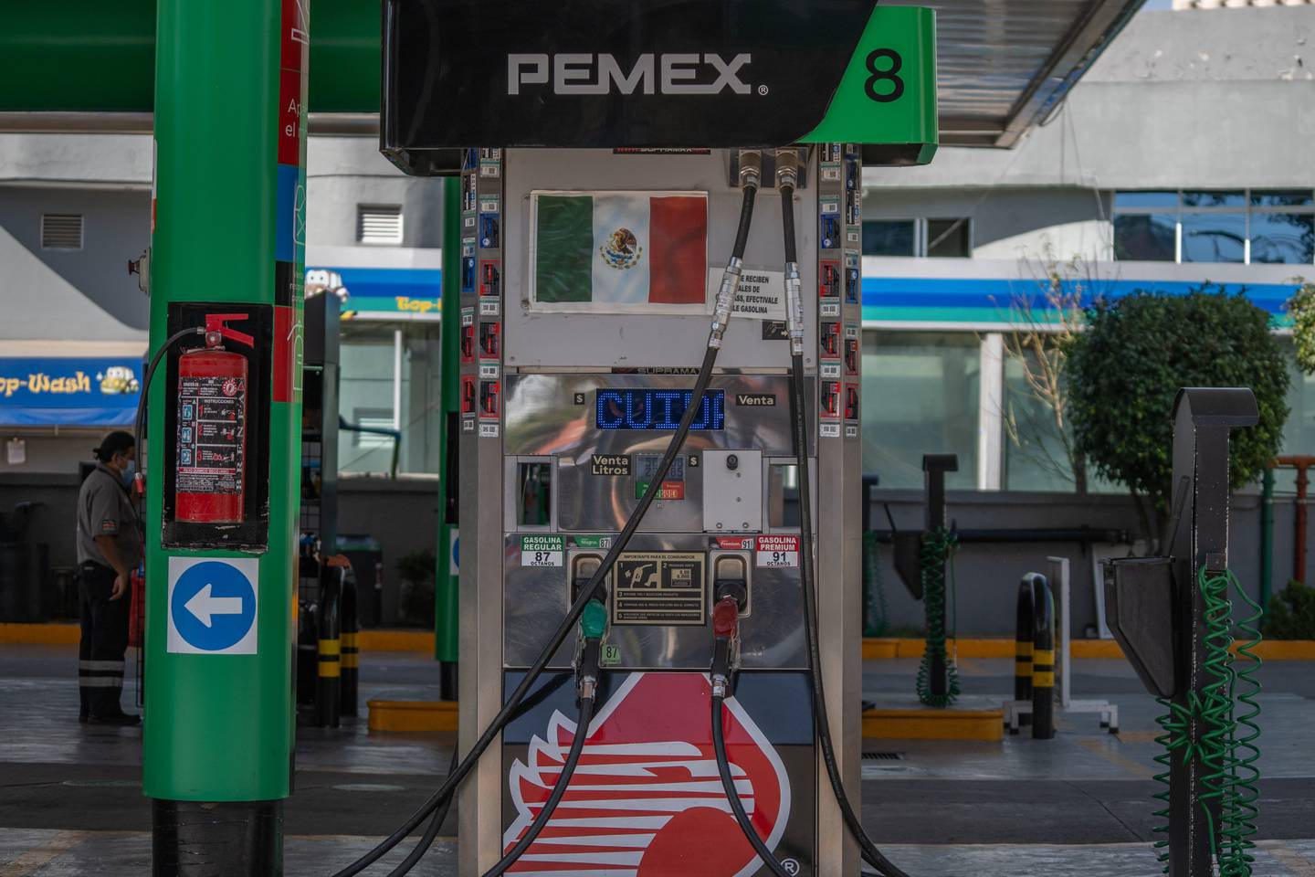 Una bomba de gasolina de la franquicia de la empresa estatal Petróleos Mexicanos (Pemex) Fuente: Bloomberg