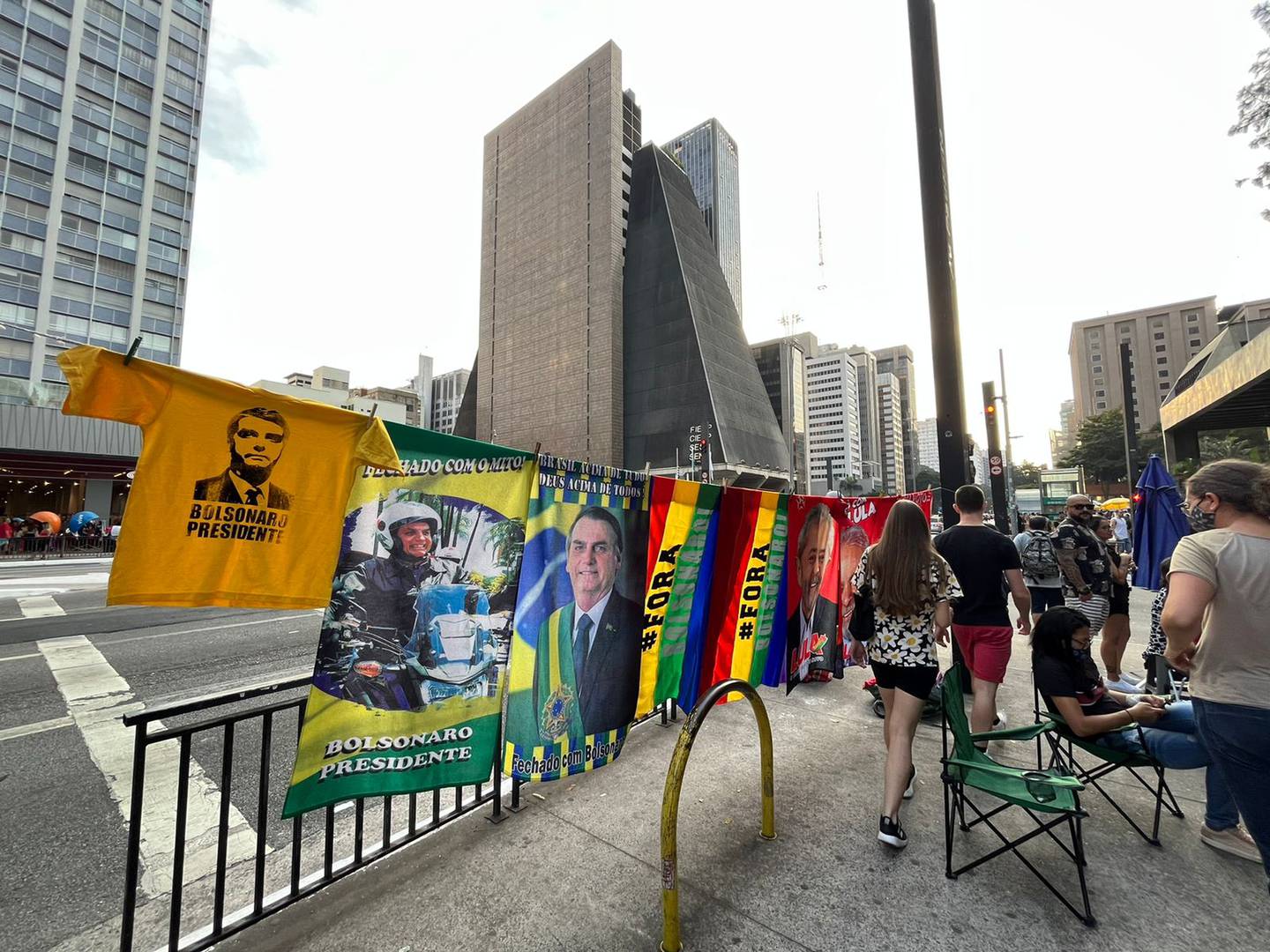 Towels and T-shirt of Jair Bolsonaro and Lula for sale on Avenida Paulista, in São Paulo. Each costs $7.28dfd