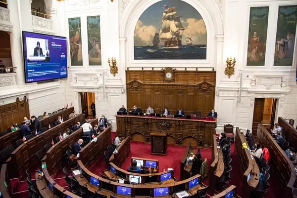 Legisladores asisten a una reunión de la Convención Constitucional en el antiguo Congreso Nacional de Chile en Santiago, Chile, el lunes 11 de abril de 2022.Fuente: Bloomberg