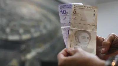 Nuevos billetes de bolívares en una sucursal de Banesco Banco Universal antes de la redenominación de la moneda en Caracas, Venezuela, el viernes 1 de octubre de 2021.