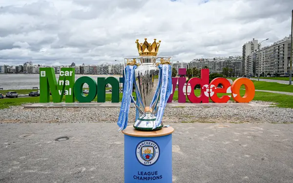 La copa de la Premier League estuvo en febrero de este año en Montevideo, ofrecida por Manchester City tras coronarse campeón el año pasado. Foto: Twitter.com/MvdCityTorque