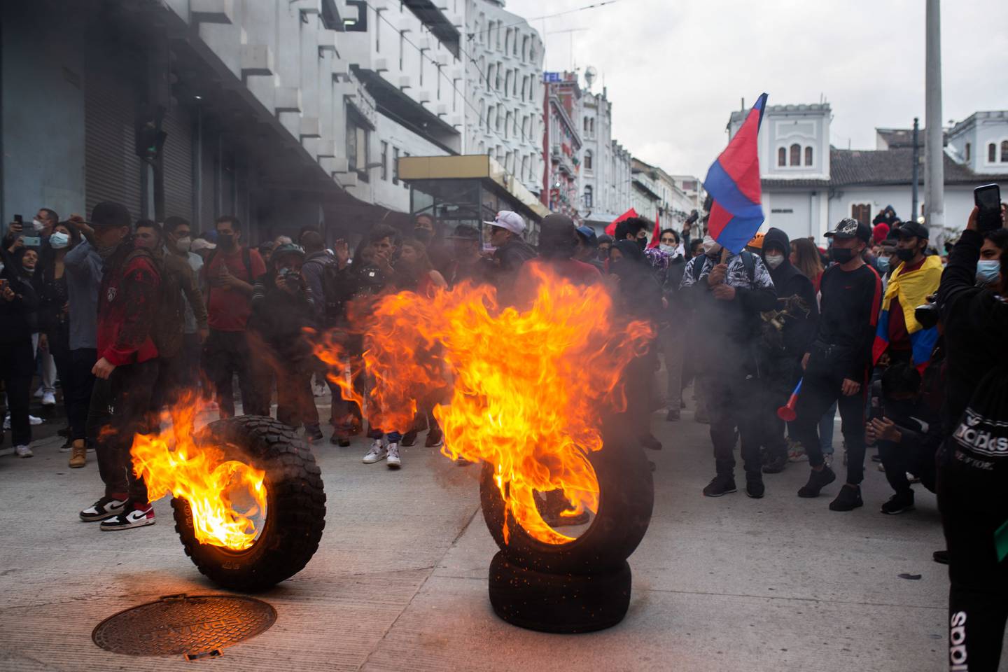 Manifestantes queimam pneus durante protesto do movimento indígena