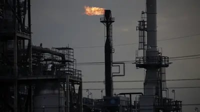 Una antorcha de petróleo arde en la refinería de BP Plc Whiting en Whiting, Indiana, Estados Unidos, el domingo 10 de octubre de 2021. La demanda de petróleo aumentará una media de casi 4 millones de barriles al día en 2021, frente al bajo nivel de 2020, impulsado por la pandemia. Fotógrafo: Luke Sharrett/Bloomberg