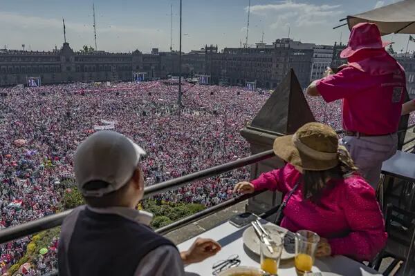 Milhares de mexicanos protestam na Cidade do México e em cerca de 100 cidades do poaís contra tentativa de reforma eleitoral do presidente López Obrador (Alejandro Cegarra/Bloomberg)