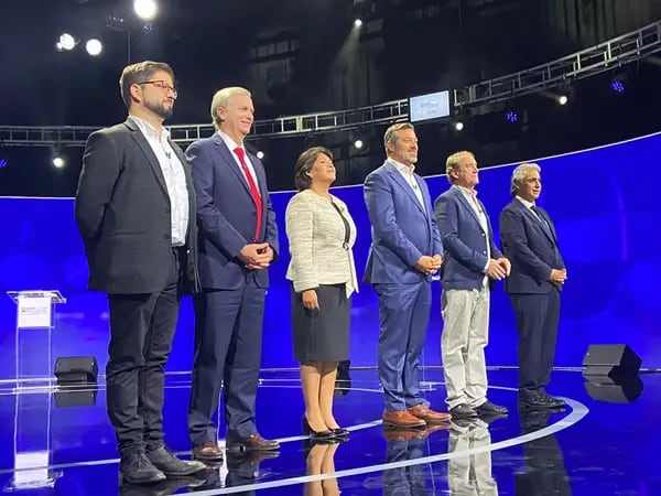 Seis de los siete candidatos presidenciales participaron en un debate televisado el 15 de noviembre de 2021. Foto: Twitter del equipo de José Antonio (@EquipoKast)