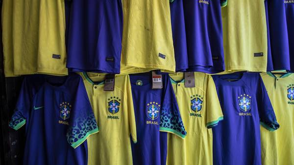 Brasileños evitan politizada camiseta amarilla de la selección durante el mundialdfd