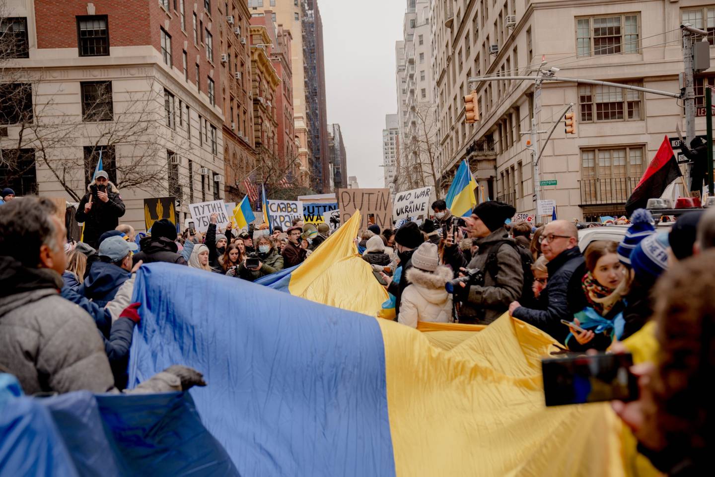Manifestantes cerca de la Misión Permanente del consulado de la Federación Rusa en Nueva York el 24 de febrero.  Fotógrafo: Amir Hamja/Bloomberg