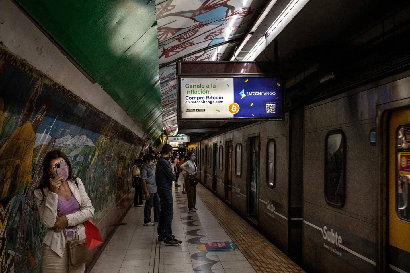 Um anúncio da Satoshitango em uma estação de metrô no bairro de Palermo.Fotógrafo: Sarah Pabst/Bloombergdfd