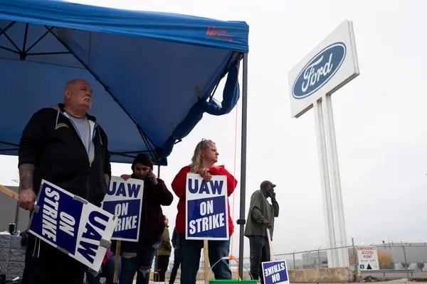 United Auto Workers (UAW) members and supporters on a picket line outside the Ford Motor Co. Michigan Assembly plant in Wayne, Michigan, US, on Tuesday, Sept. 26, 2023. President Joe Biden endorsed the United Auto Workers' demand for a major wage increase during a visit to a picket line at a General Motors Co. plant in suburban Detroit, a historic show of solidarity with organized labor. Photographer: Emily Elconin/Bloomberg