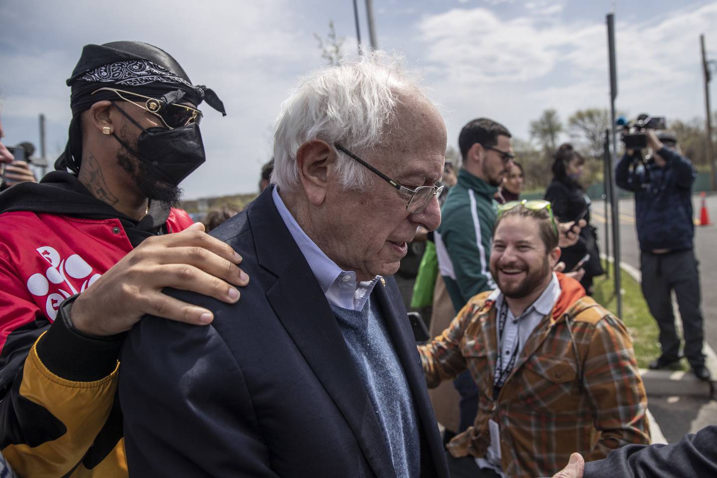 El senador Bernie Sanders, independiente de Vermont, en el centro, es escoltado por Christian Smalls, fundador del Sindicato de Trabajadores de Amazon (ALU), a la izquierda, después de hablar en un mitin de ALU en el distrito de Staten Island de Nueva York, Estados Unidos, el domingo 24 de abril de 2022.dfd