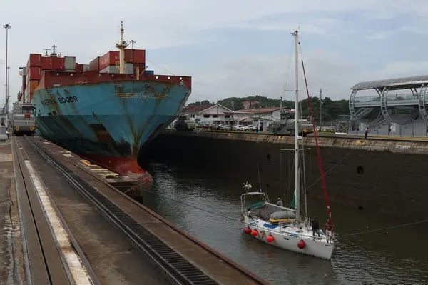 Un portacontenedores transita por el Canal de Panamá en septiembre.