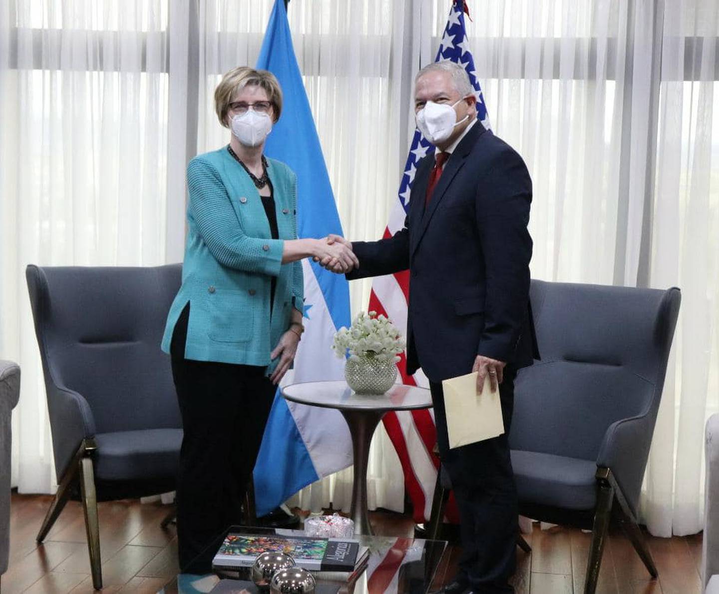 El secretario de Relaciones Exteriores, Enrique Reina, recibió el 11 de abril las Copias de estilo de la embajadora de EE.UU., Laura F. Dogu.dfd