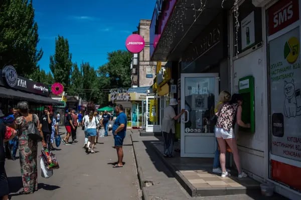 Los clientes utilizan un cajero automático de PrivatBank CJSC en Kryvyi Rih, Ucrania, el martes 28 de junio de 2022. Fotógrafo: Julia Kochetova/Bloomberg
