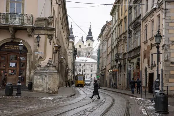 Un peatón en una calle vacías de Lviv