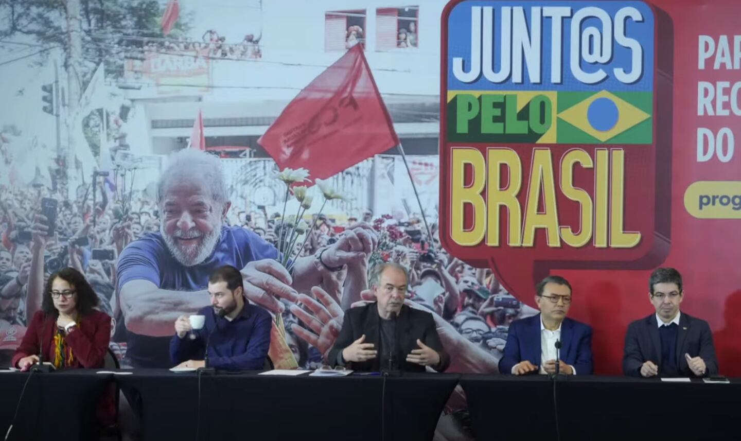 Aloizio Mercadante (no centro) durante evento em São Paulo: 'teto de gastos foi desacreditado'