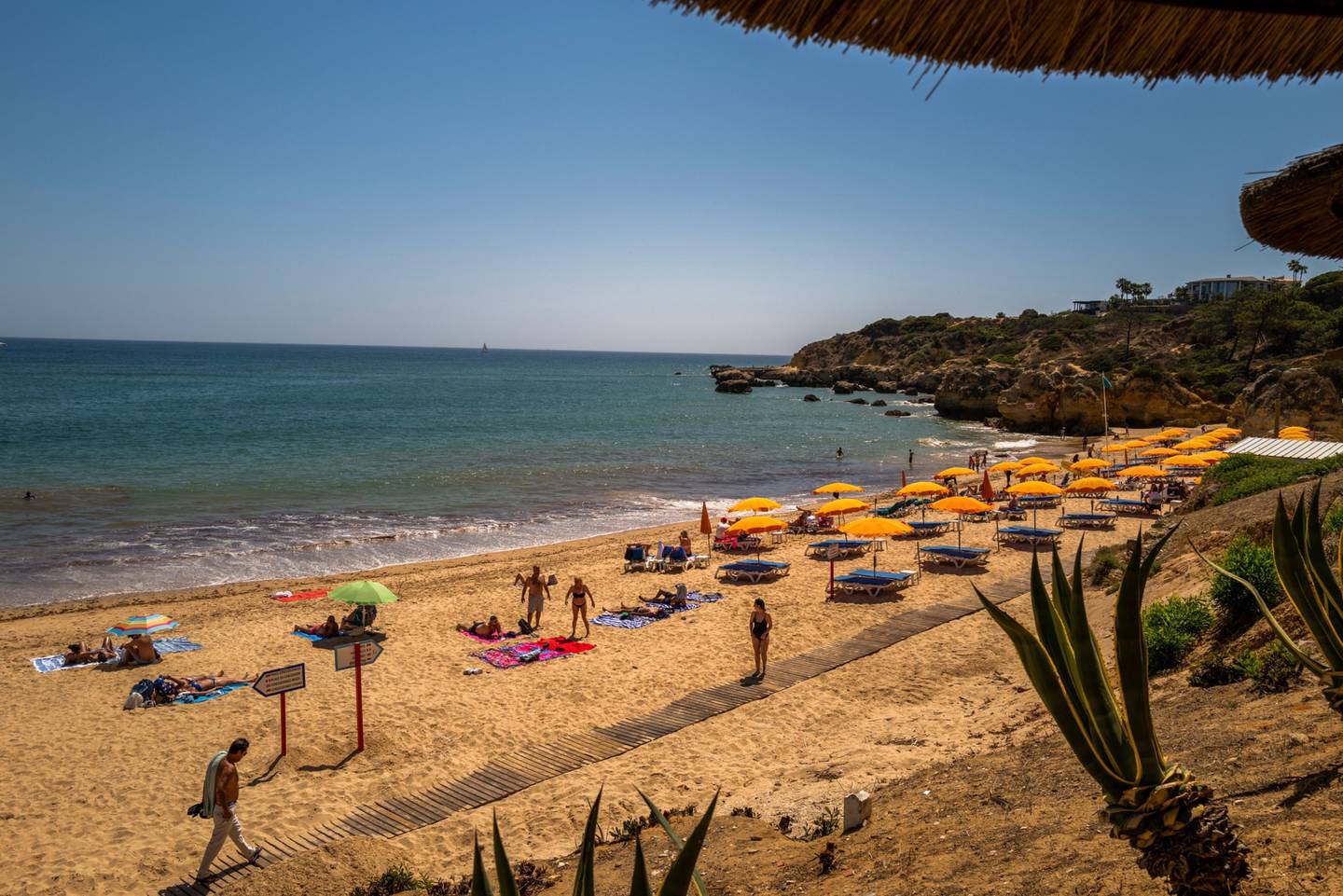 Región del Algarve. Los bañistas se relajan en la playa de Oura en Albufeira, Portugal, el sábado 29 de mayo de 2021.
