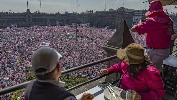 Mexicanos vão às ruas protestar contra reformas eleitorais de López Obradordfd
